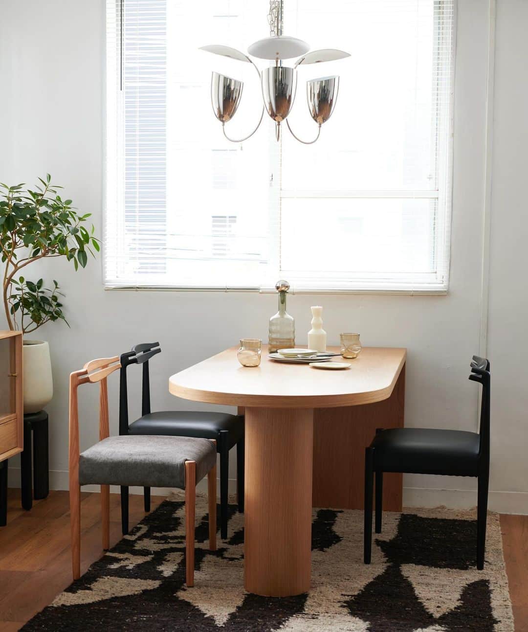 journal standard Furnitureさんのインスタグラム写真 - (journal standard FurnitureInstagram)「⁡ 【 PORTO DINING TABLE 】 ⁡ ペニンシュラ型の天板と円柱の脚が特徴的なデザインのダイニングテーブル。 円形のテーブルよりもスペース効率がよく、洗練されたデザイン。 ⁡ ダイニングエリアは家族や友人との時間を共有する大切な場所。 曲線的なダイニングテーブルは会話と交流を促進し、食事の時間をより楽しくしてくれます。 ⁡ 同シリーズでチェアとキャビネットも展開。 シンプルさと温かみが両立したデザインでカラーも3色あるので、様々なテイストに組み合わせていただくことも。  背もたれに優しいカーブを取り入れ、背中に添う座り心地の良さはもちろん、テーブルに収納したときに、テーブルの曲線部分にも添うデザイン。  後ろ脚から背もたれへの無垢材の接合の美しさも特徴です。 ⁡ キャビネットはダイニングルームだけでなく、リビングルームやベッドルームでも使いやすいデザインとサイズになっています。 ⁡ -— ⁡ PORTO DINING TABLE ¥104,500 ⁡ PORTO CHAIR ¥34,650 ⁡ PORTO SMALL SERVER ¥88,000 ⁡ -— ⁡ #journalstandardfurniture #baycrews #interior #furniture  #dininginterior #interiordesign #diningroominterior #kitchen #kitchenboard #kitchencounter #diningtable #diningchair #server #chest #porto」11月10日 20時56分 - js_furniture