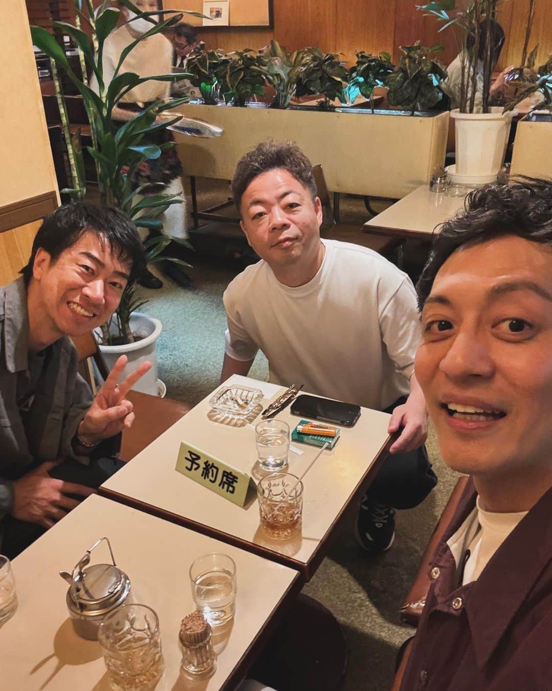 西澤裕介のインスタグラム：「岸です。今日はNGK出番。1回目の合間は浜本さんにご飯連れて行ってもらったよ。2回目の合間はやることなくてアルファベットチョコレートを飴の下の方に隠してたよ。 #浜本さん #村田さん #やなぎ浩二さん #岸大介 #太秦の空き時間 #何してますのん」