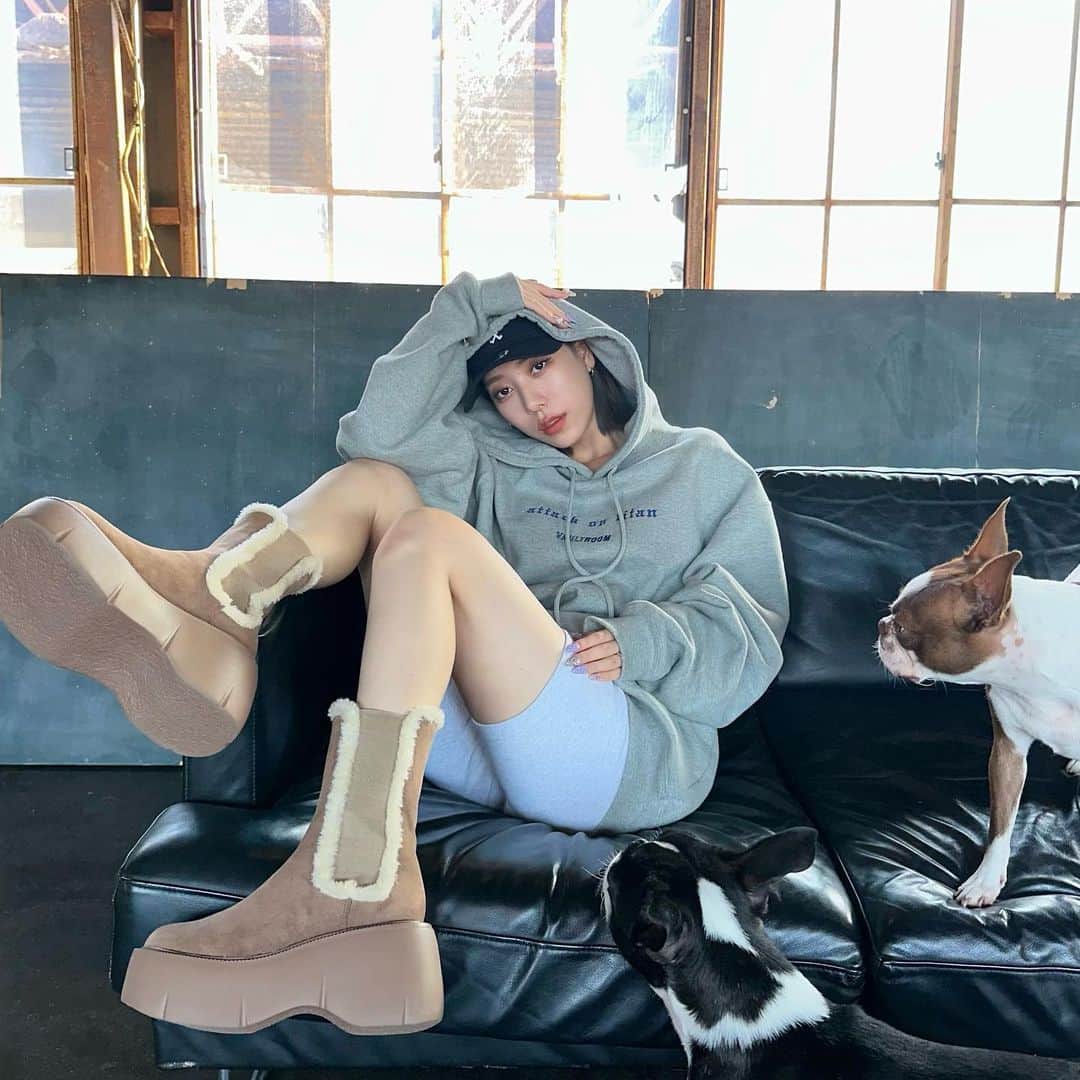 タナカガのインスタグラム：「今年冬って来るんかな？ この調子やったら年越し全然寒くなさそう。笑  冬に向けて可愛いムートンちゃん。 こちら来週の大阪POPUPで発売開始の新作です！！ZOZOでも発売されます🙆🏻‍♀️まじで可愛いから絶対ゲットしてくれよな。」