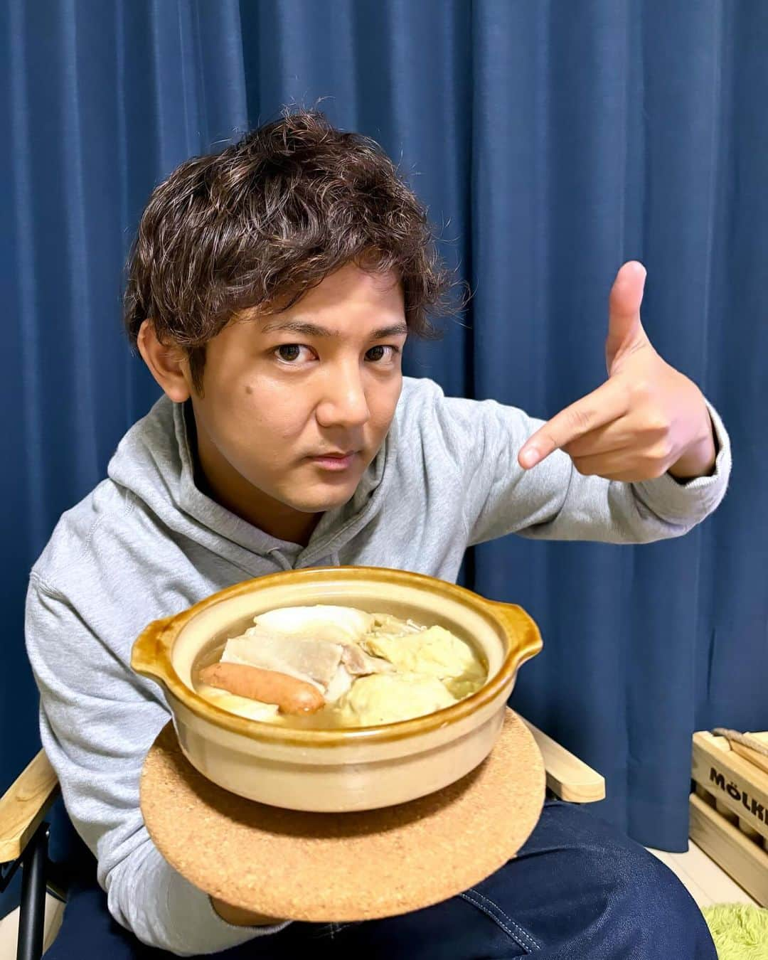 松山航大さんのインスタグラム写真 - (松山航大Instagram)「★ 冬はやっぱり鍋🍲 先日11月7日(火)は #鍋の日 でした。 . 先日、NBSの広報担当から「SNS投稿用に鍋の写真探してます。松山さん、鍋の写真ありますか？なければ鍋作って写真撮ってください😊」と半ば強引なオーダーがあり、一人鍋作りました。 . おいしかったです😊 . #鍋 #冬 #暦の上では冬 #明日は #寒い #長野県 #nagano #かわいい後輩 #の頼み #広報 #SNS #よろしくお願いします #キメ顔 #は謎 #長野放送 #アナウンサー #松山航大」11月10日 20時57分 - kodai_matsuyama