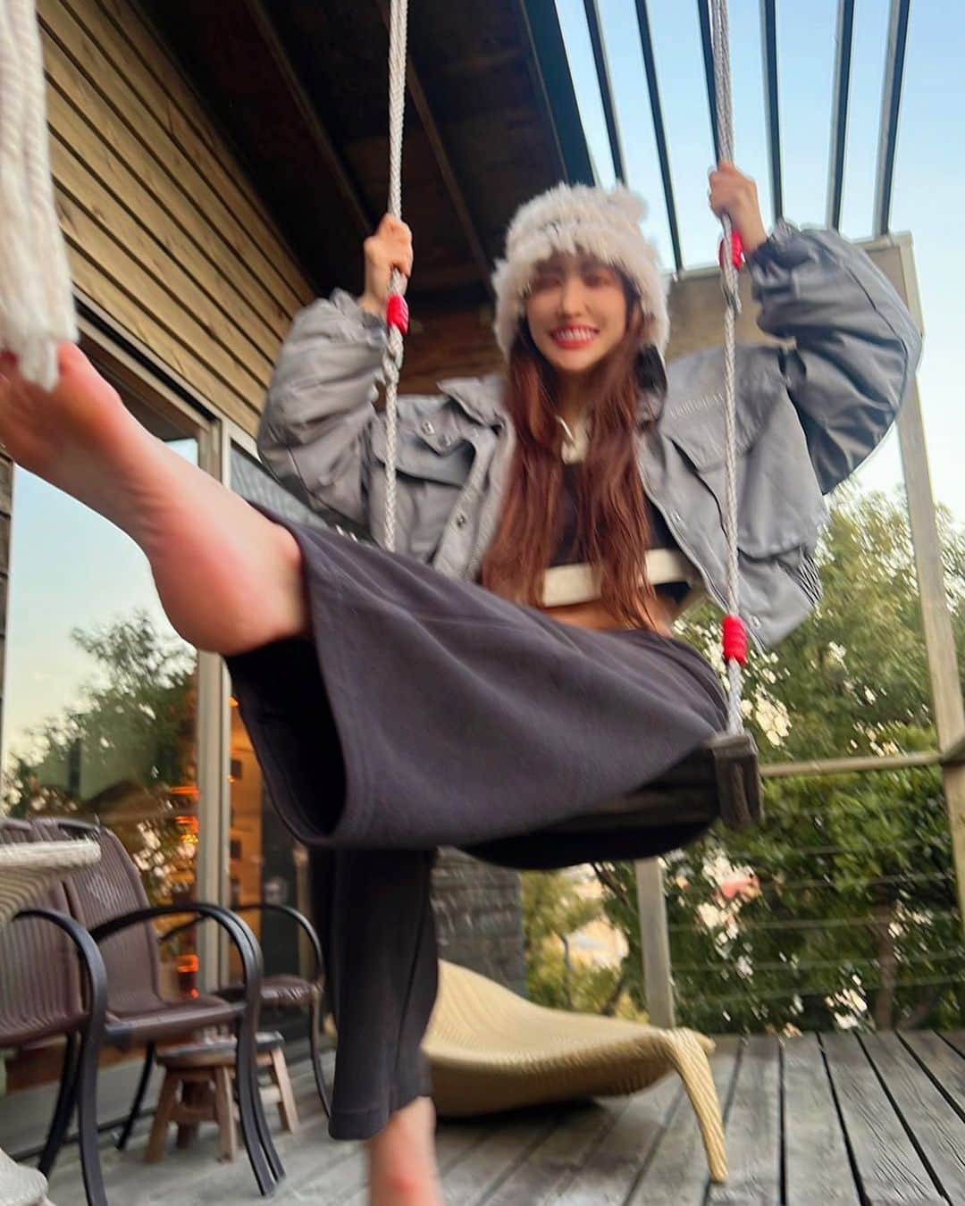 眞木美咲パメラさんのインスタグラム写真 - (眞木美咲パメラInstagram)「I wish I have swing on my balcony too.🥹  ぱみの足裏かわいい  楽しくて写真ほとんどブレブレ🫨」11月10日 20時58分 - pamypamypamy