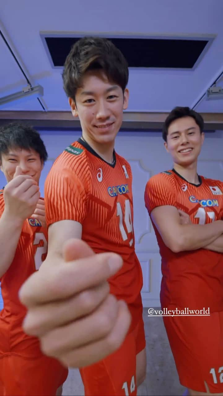 山本智大のインスタグラム：「ICONIC 🤩.  One of our most viral videos from the #VNL2023 featuring Tomo, Yuki & Ran 🇯🇵. Full TEA 🍵 in the comment ⬇️.  🏐 #volleyball #FlashbackFriday ⏪」