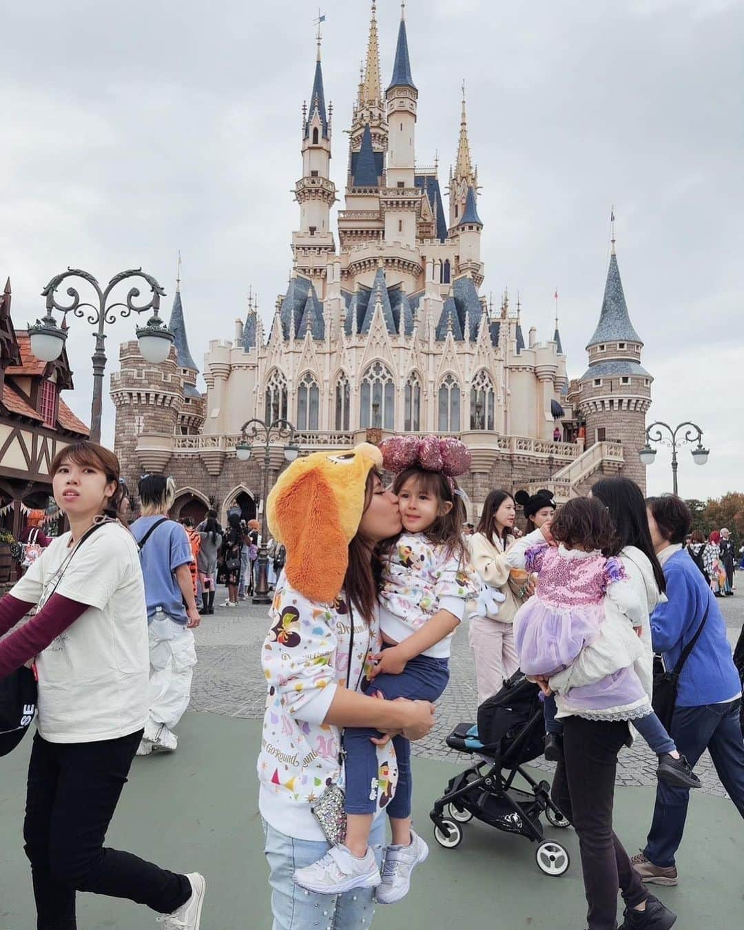 あきるなさんのインスタグラム写真 - (あきるなInstagram)「るりあ初のスプラッシュマウンテン⛰️ あき姉にキスされてる長女🤮🤮🤮  そしてホテルに向かうバスの中で🚌🏰 . . . #ディズニー #ディズニーコーデ #ディズニーランド #東京ディズニーランド #ディズニーリゾート #あきるな #スプラッシュマウンテン #ファミリー #家族 #家族写真 #思い出 #育児 #育児日記 #成長記録 #こどものいる暮らし #年子 #family #fam #disney #disneyland #disneygram #disneyphotography #selfie #me #couple #tiktok #familytime」11月10日 20時59分 - runaruna1226