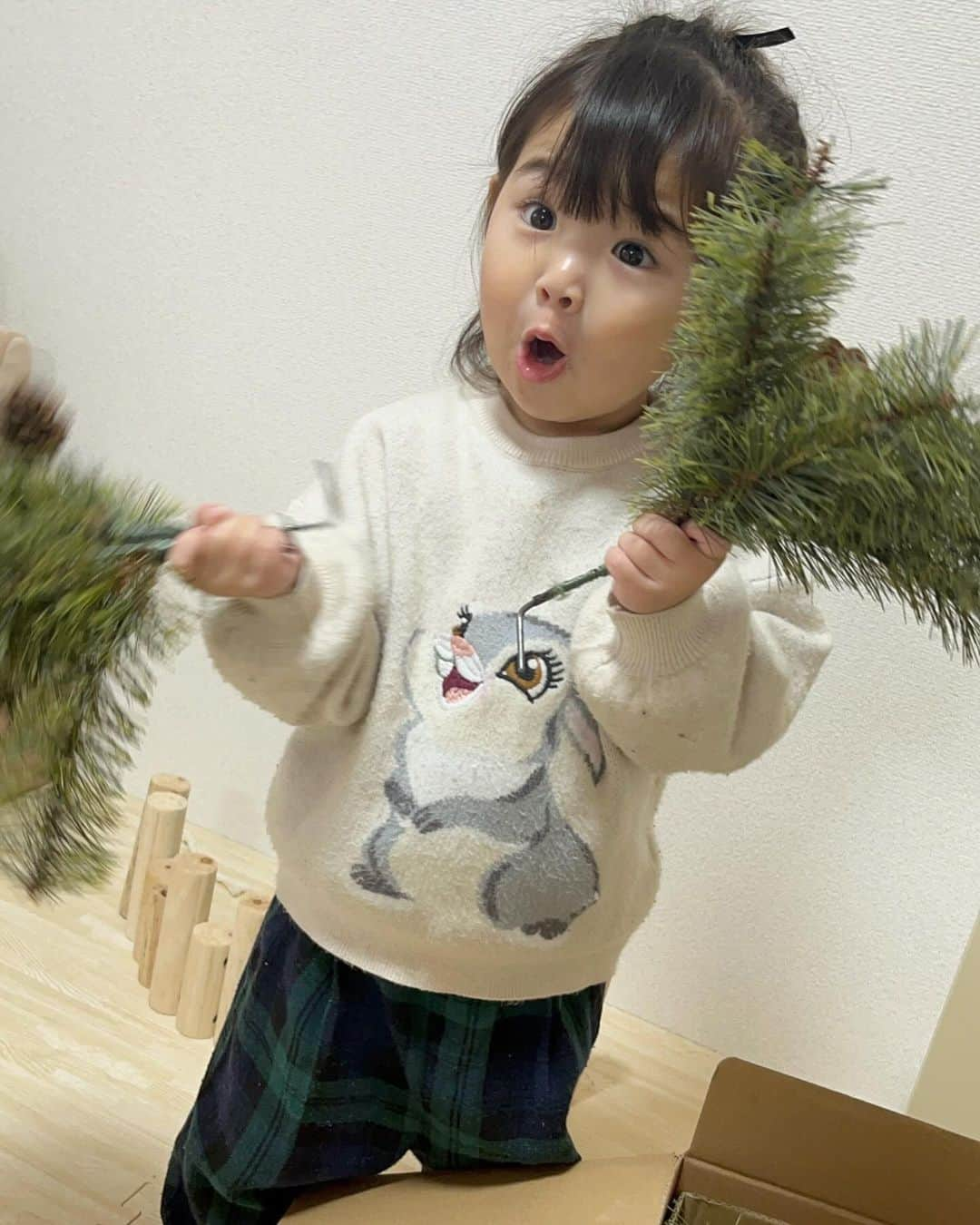 はやめいさんのインスタグラム写真 - (はやめいInstagram)「. クリスマスツリーをだしました 🎄 ⭐️  準備中の昼間のむすめっちです👧🏻  今年はサンタさんに何を お願いするんだろう？ 💭 🎅🏻  #こども #こどものいる生活#シングルマザー#シンママ#シンママライフ#こどものいる暮らし#キッズ#ママスタグラム #むすめふく#2歳9ヶ月 #クリスマス#クリスマスツリー」11月10日 20時59分 - haya.mei