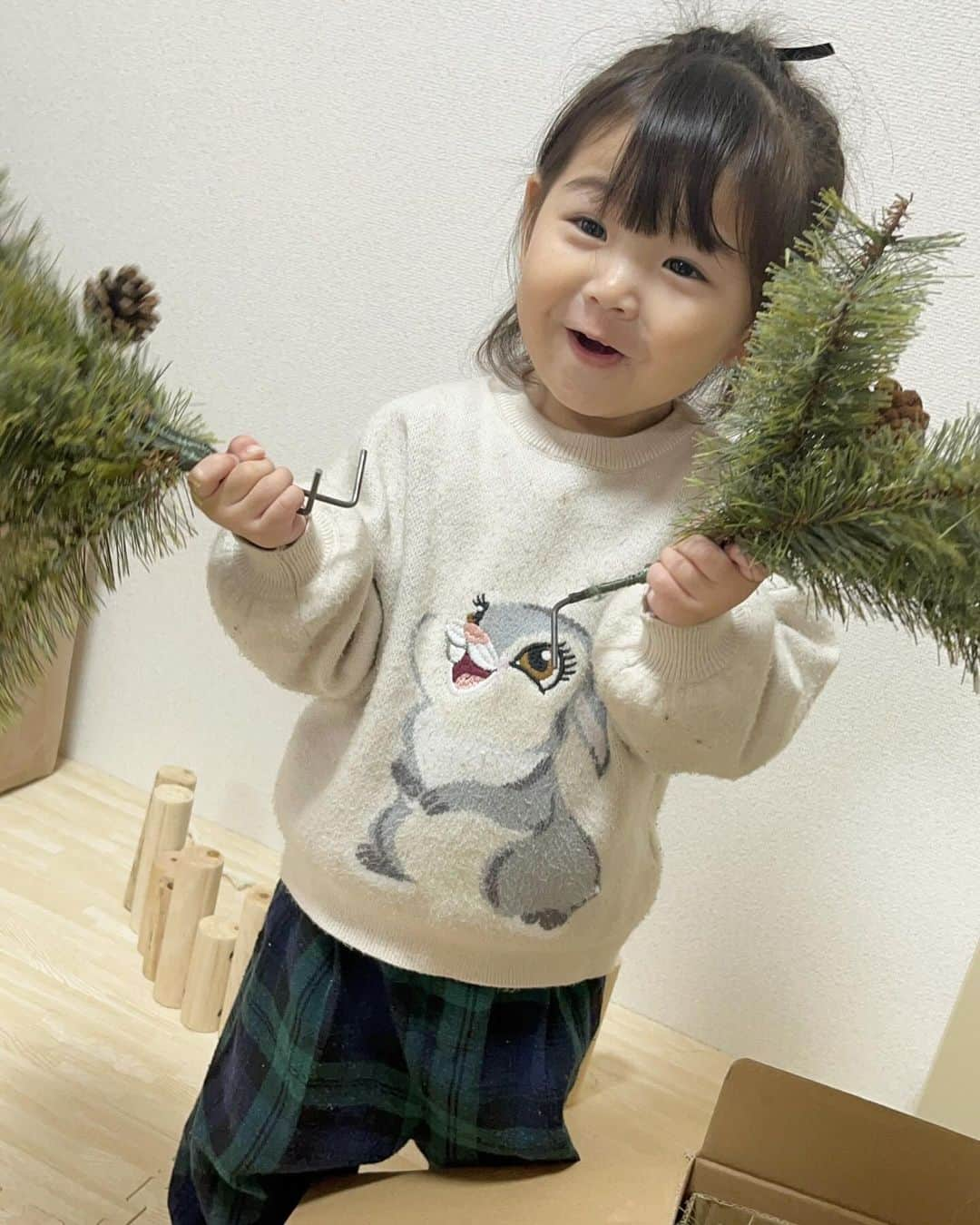 はやめいさんのインスタグラム写真 - (はやめいInstagram)「. クリスマスツリーをだしました 🎄 ⭐️  準備中の昼間のむすめっちです👧🏻  今年はサンタさんに何を お願いするんだろう？ 💭 🎅🏻  #こども #こどものいる生活#シングルマザー#シンママ#シンママライフ#こどものいる暮らし#キッズ#ママスタグラム #むすめふく#2歳9ヶ月 #クリスマス#クリスマスツリー」11月10日 20時59分 - haya.mei