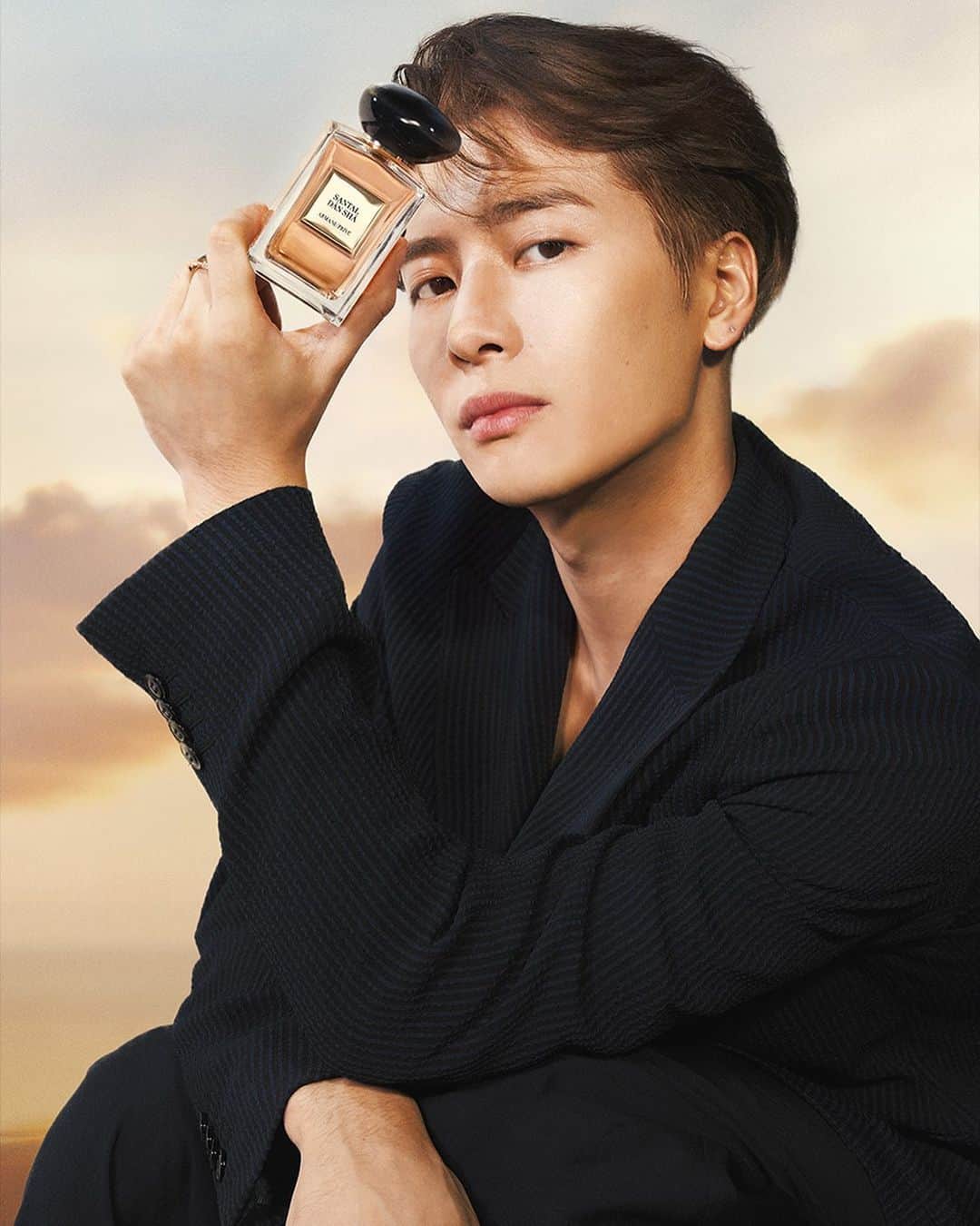 Armani Beautyのインスタグラム：「Refreshing Face for a refreshing fragrance. Introducing Armani beauty Global Fragrance Ambassador @jacksonwang852g7 as he embodies the Armani beauty fragrances, notably the Haute Couture fragrance range in the new campaign for Armani/Privé SANTAL DĀN SHĀ.  #Armanibeauty #ArmaniPrive #HauteCoutureFragrance #JacksonWang #Fragrance」