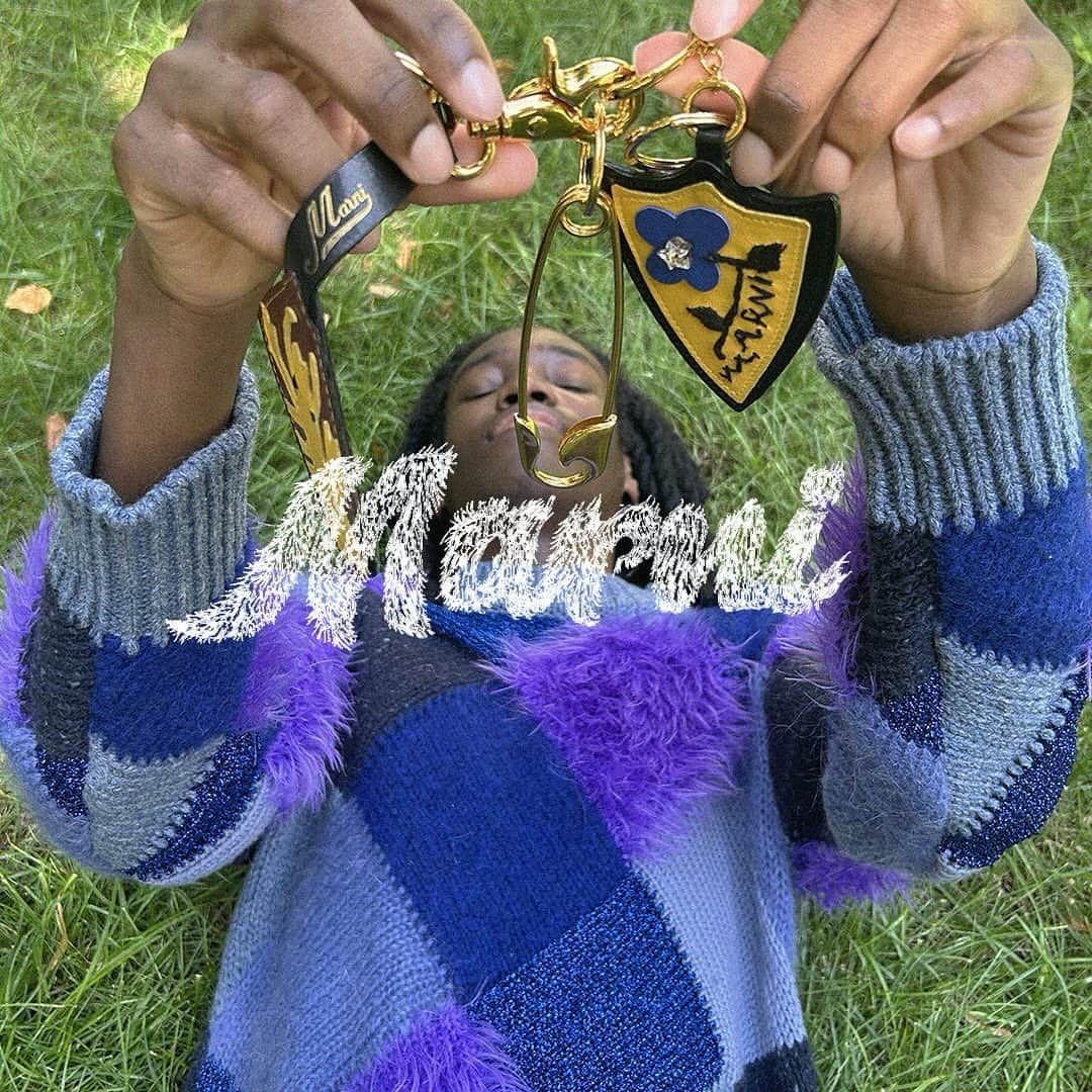 マルニのインスタグラム：「Terry is wearing a Blue Rhombus Jumper from Marni's Festive Marvels, envisioned by creative director Francesco Risso @asliceofbambi. The collection, captured by the versatile artist Patrick Welde, features ready-to-wear, leather goods and accessories, which awaken in the daily life of the people living in Paris, the ideal location for the tireless pursuit of happiness.   The collection is rolling out online and in stores.   Photography & Styling: Patrick Welde @patrickwelde Hair: @aurelienhairstylist Model: Terry at Newmadison  #marni」