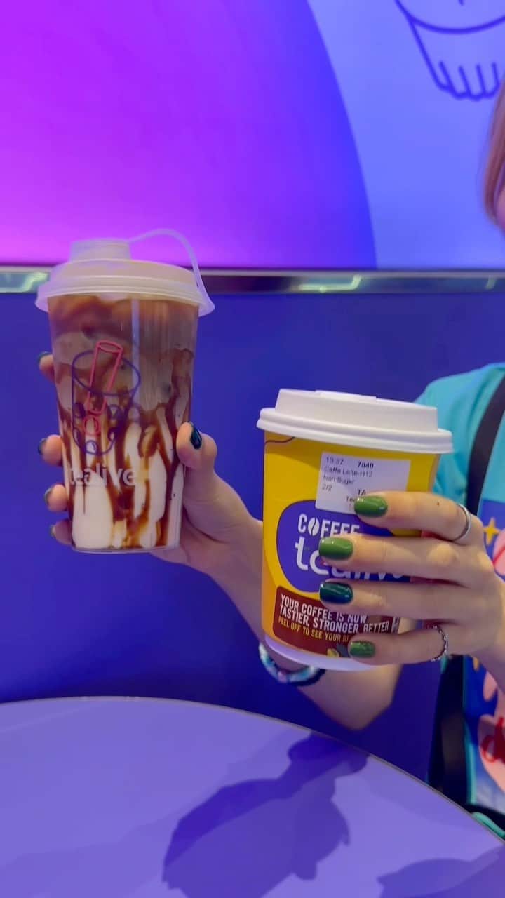 のインスタグラム：「🧋☕️💜 　 　 Memperkenalkan siri kopi Tealive. Biji kopi dah upgrade dan lagi sedap☕️  Kali ini saya membeli caramel macchiato dan cafe latte. Terdapat begitu banyak menu dalam siri kopi! Tidak sabar untuk melihat apa yang anda minum ☺️  ☑︎Signature Coffee ☑︎Caffe Latte ☑︎Caramel Macchiato ☑︎Vanila Macchiato ☑︎Hazelnut Latte ☑︎Aren Caramel Latte ☑︎BrownSuger Latte ☑︎BlackDiamond Coffee ☑︎BangBang Coffee ☑︎Belgian-Lotus-Biscoff-Coffee ☑︎Americano ☑︎Cappucino ☑︎CocoMocha  Apabila anda menanggalkan pelekat pada cawan, terdapat kod promosi yang menarik di bahagian belakang🤫💛 　 Memberi peluang kedua kepada Tealive Coffee, TIDAK Menyesal!  Kunjungi cawangan Tealive terdekat untuk mencuba Kopi yang Lebih Sedap, Lebih Kuat, Lebih Baik sekarang☕️！！ 　 　 @tealiveasia」
