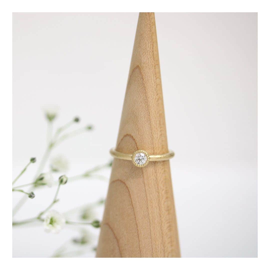 ith / イズ オーダメイド結婚指輪のインスタグラム：「ダイヤモンドを縁取るミル打ちが とっても愛らしい婚約指輪。  ダイヤモンドを包み込むデザインは、 日常使いしやすく カジュアルに身に着けていただけます。  細部にまでこだわったデザインは、 より一層、愛着が深まりますね。  ▽ 指輪について 婚約指輪：ヴィオーラ K18YG：要お見積もり  お問い合わせコード：22497  ***********************************  ⧉ ith 公式WEB @ith_marriage アカウントTOPへ  ☞ プロフィールURLをタップ  ⧉ 暮らしに寄り添うジュエリー ith online store ☞ @ith_jewelry  ***********************************  #結婚指輪 #マリッジリング #婚約指輪 #エンゲージリング #カスタマイズ #オーダーメイド #手仕事 #職人 #アトリエ #ミル打ち #アンティーク  #イエローゴールド #ダイヤモンド」