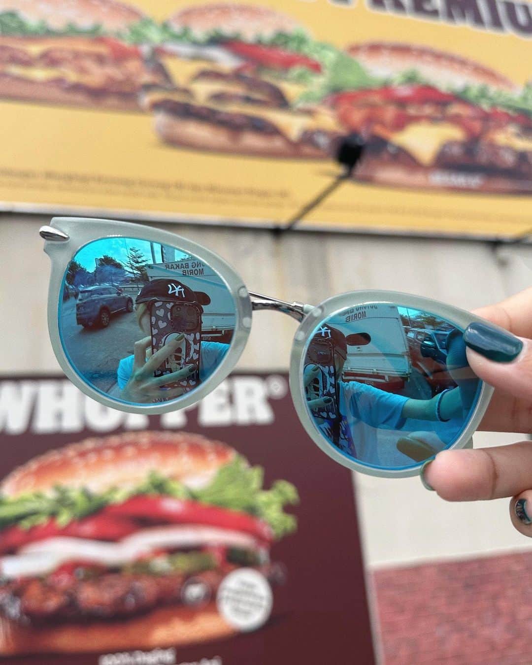 のインスタグラム：「🕶️🍟💇‍♀️ 　 　 人生初フェイシャルレーザーして バーキンでポテト食べた日🍟 　 H2Oピールトリートメント シグネチャーピコXレーザー オキシクライオトリートメント の3種類をした！ 翻訳やから名前ちゃうかも🙊 　 3種類で1500円くらい💸 めっちゃ安い！すげぇ 　 初めてやからあんま分からんねんけど ピコレーザーってこんな痛いもん？？ 安いから痛いん？？笑 何周もやらはるからはよ終わってくれって ずっと思ってた😑 　 しっかろアラサー。 でも行くんめんどいから もう行かんやろうなあ☁️☁️笑 　 　 #ちゃりふぁっしょん」