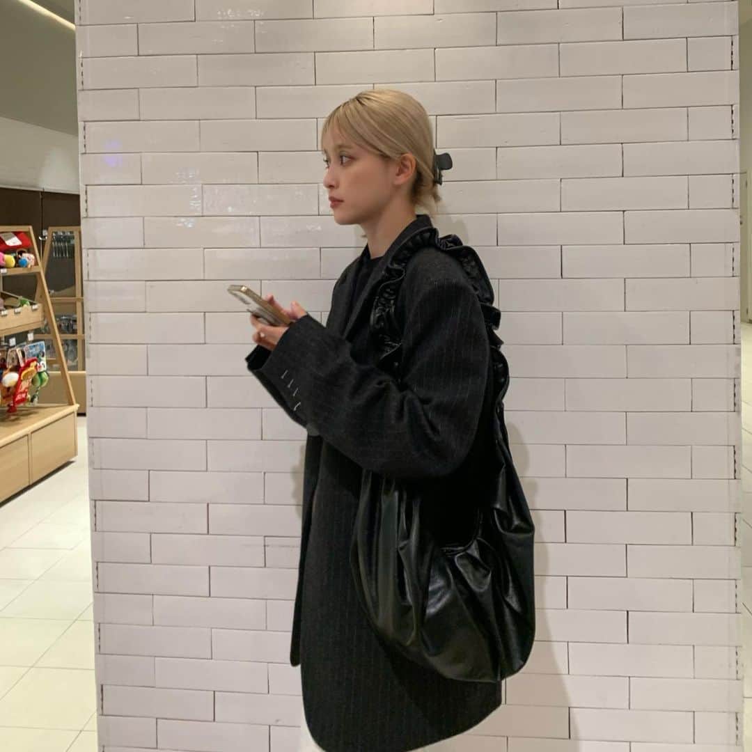 和田えりかのインスタグラム：「おでかけの日👧🏻❤︎  このショルダーバッグ大容量で肩掛けにもできるから最高ｩー  クシュクシュがかわいくて調整もできるし使い勝手がよくてお気に入り🥹👌🏻  #greenlabelrelaxing#グリーンレーベルリラクシング#allahollon#オラホロン」