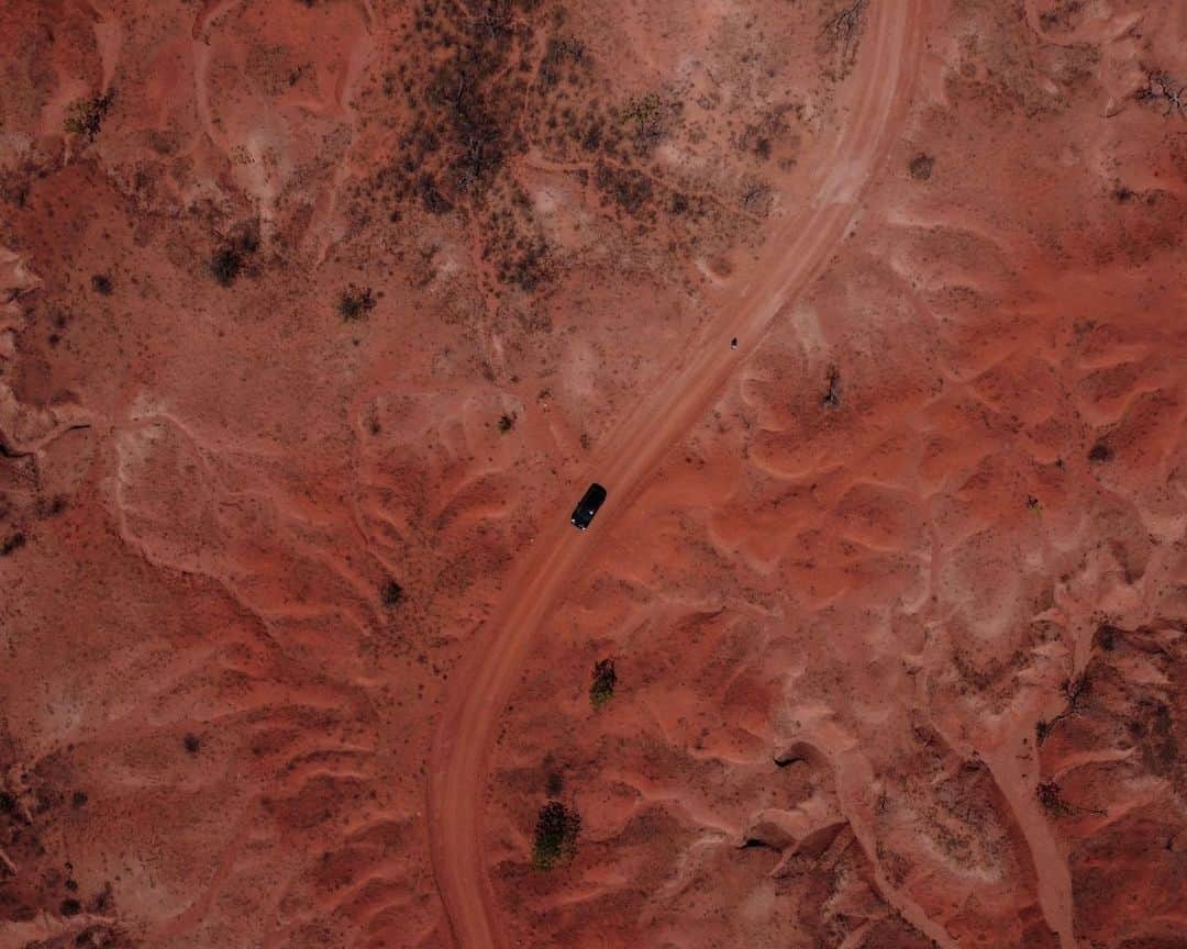 AFP通信のインスタグラム：「In Brazil town turning to desert, farmers fight to hang on⁣ ⁣ Gilbues, in the northeastern state of Piaui, is Brazil's worst desertification hotspot. The landscape of rugged red craters looks like something from Mars, the rain is rare and the land is fast turning to desert. Experts say the process is caused by rampant erosion of the region's naturally fragile soil, and is being exacerbated by deforestation, reckless development and likely climate change. But some farmers fight to hang on and to keep their cows and themselves alive.⁣ ⁣ 📷 Nelson Almeida #AFPPhoto」