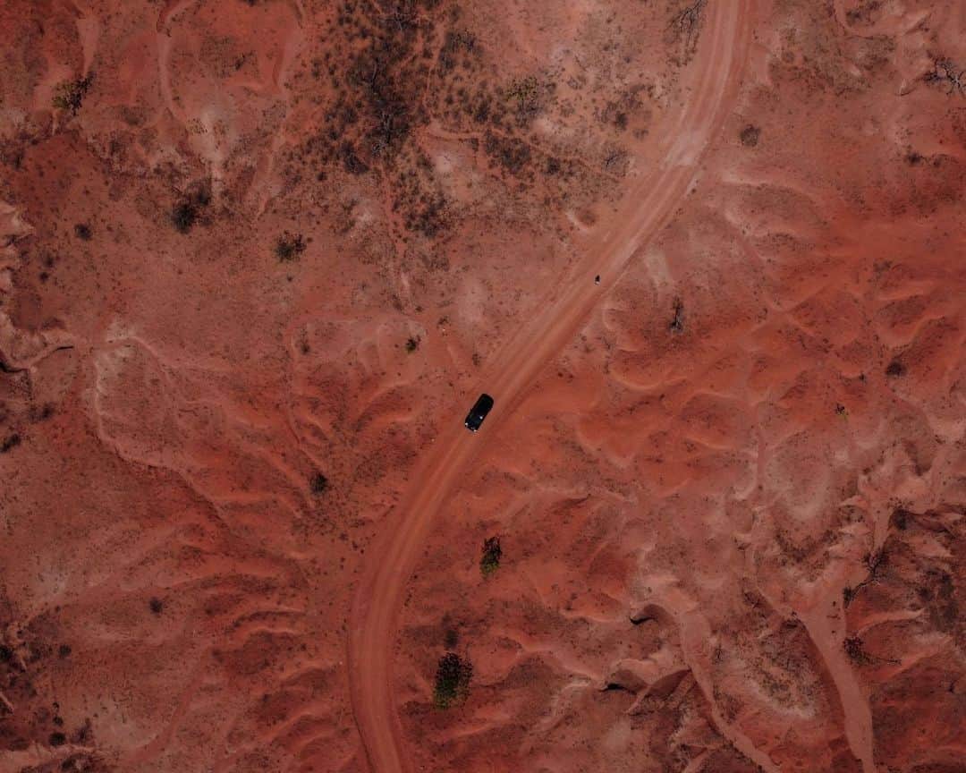 のインスタグラム：「In Brazil town turning to desert, farmers fight to hang on⁣ ⁣ Gilbues, in the northeastern state of Piaui, is Brazil's worst desertification hotspot. The landscape of rugged red craters looks like something from Mars, the rain is rare and the land is fast turning to desert. Experts say the process is caused by rampant erosion of the region's naturally fragile soil, and is being exacerbated by deforestation, reckless development and likely climate change. But some farmers fight to hang on and to keep their cows and themselves alive.⁣ ⁣ 📷 Nelson Almeida #AFPPhoto」