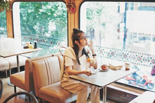 minaさんのインスタグラム写真 - (minaInstagram)「. 発売中のmina12月号『東京喫茶、名店を巡る』企画から、わざわざ行きたい名店喫茶を紹介します。   ------------------- ☕️ロマン @roman_19690907   店主夫婦が昭和44年に初めて以来、地元客はもちろん、遠方からの客にも愛されるお店。 店名は、店主の父が好きだった言葉から。 老若男女問わず居心地よく過ごせる店内は、映画やドラマの撮影で使われることも多く、人気の窓際席は予約可。 フルーツたっぷりのパフェや、ほどよい甘さの小倉ホットケーキで至福のひとときを。   📍東京都新宿区高田馬場2-18-11 📞03-3209-5230 🕛11：30〜18：00／不定休 -------------------   #mina #minamagazine #ミーナ #fashion #週末女子 #週末男子 #加納奈々美 #ロマン #喫茶ロマン #高田馬場 #レトロ #メンズライクコーデ #シンプルコーデ #カジュアルコーデ #ベーシックコーデ #喫茶 #喫茶店 #純喫茶 #東京喫茶 #スイーツ #スイーツ巡り #休日コーデ #おでかけコーデ #秋コーデ #每日穿搭 #穿搭日常 #데일리룩 #심플룩 #캐주얼룩」11月10日 21時01分 - mina.magazine