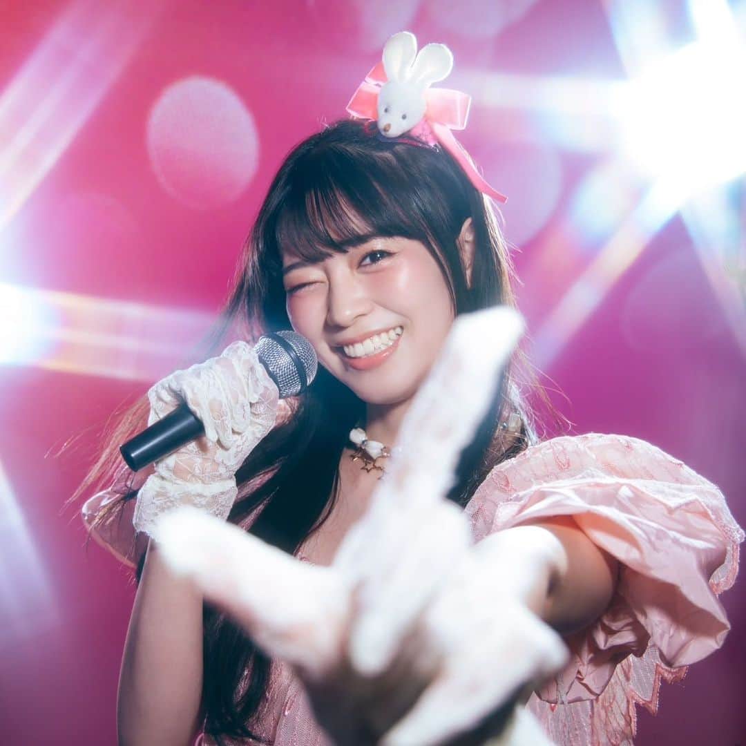 坂井仁香のインスタグラム：「🩷🐰  アイちゃんにしてもらった🥺   @maquia.magazine  Photo @kanbepouty  hair make @paku_chan  stylist @stylistmiku   #とき宣#坂井仁香#ひとちゃん#超とき宣#超ときめき宣伝部#マキア#MAQUIA#推しの子」