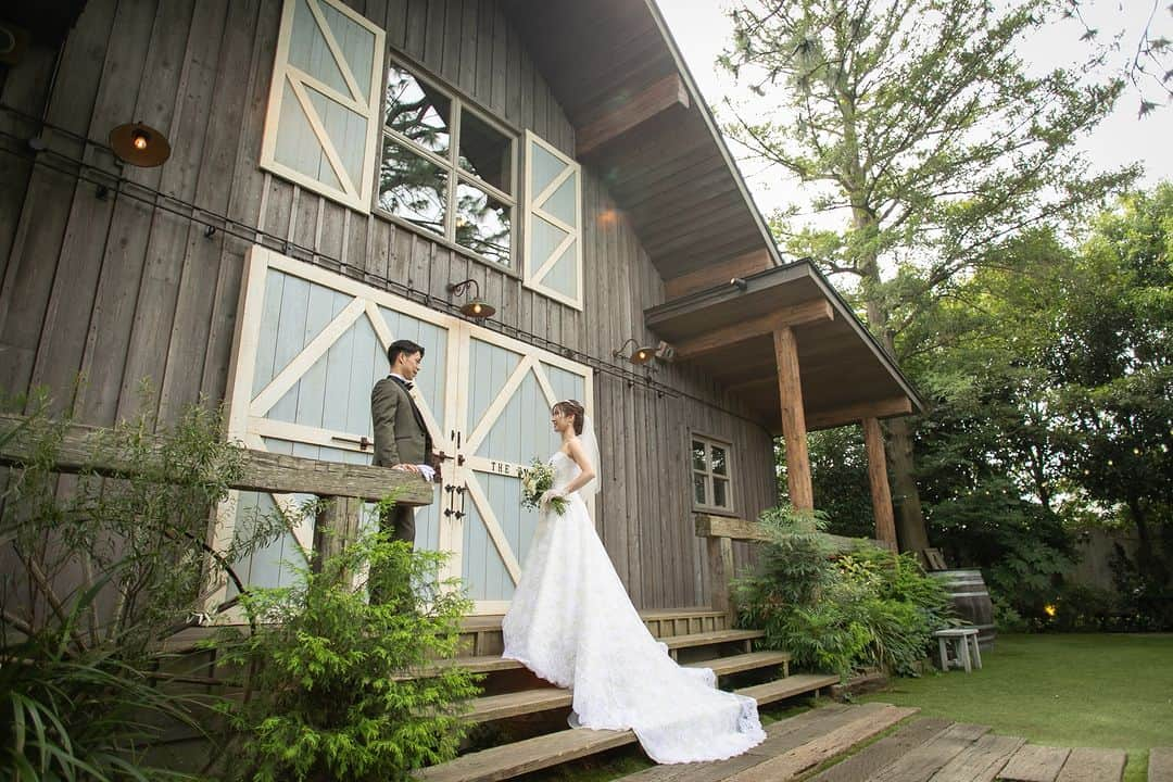 BARN&FOREST148のインスタグラム：「#100年後も語り継がれる結婚式 ・ ・ Natural wedding.*  ブライダルフェアのご予約やお問合せは InstagramのDMでも承っております*  #ガーデンウェディング #結婚式ツーショット #ツーショット #挙式会場 #挙式 #ガーデン挙式 #ラスティックウェディング #rusticwedding #結婚式 #挙式写真 #千葉花嫁 #ナチュラルウエディング #バーンアンドフォレスト148 #ウエディングフォト #結婚式写真 #ウエディング撮影 #barnandforest148 #卒花嫁 #プレ花嫁 #千葉結婚式 #バーンウエディング #weddingphotography #barnwedding #バーンアンドフォレスト #148花嫁 #流山おおたかの森 #千葉結婚式場 #結婚式場」