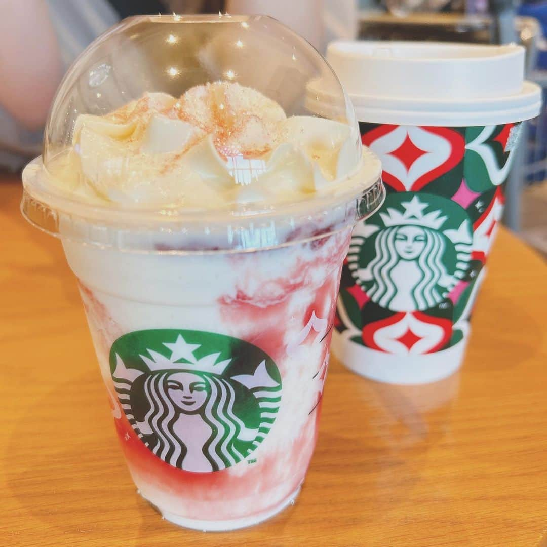 荒木未歩のインスタグラム：「ストロベリーメリークリームフラペチーノ...🍓  この前発売日に飲んできました💗  ストロベリーフラペチーノの感じは いつもの感じだったけど 上のマスカルポーネクリームが 美味しかった😊✨  #スタバ新作 #ストロベリーメリークリームフラペチーノ #starbuckscoffee #スタバ #期間限定 #新作フラペチーノ #クリスマス」