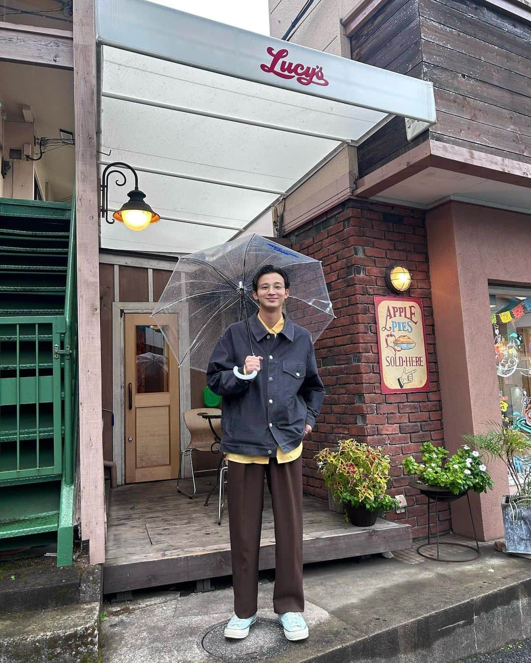 高崎凌のインスタグラム：「🇺🇸→🇮🇹  雨の日の独特な匂いって地面の中の微生物のおなららしいね🦠」