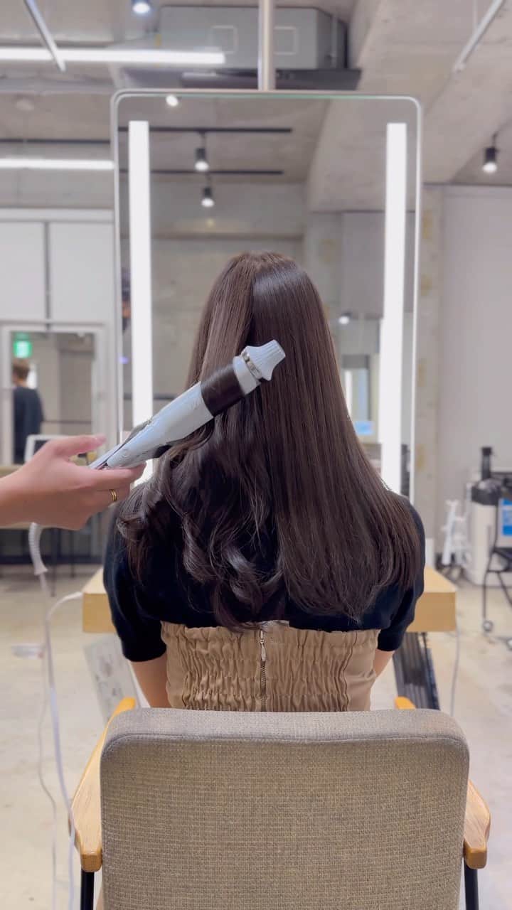 小屋侑大のインスタグラム：「【巻き髪が可愛くなる裏技】 巻き髪が上手くいかない方必見👀✨. いつも巻いてもなんだか上手くいかない、、、 なんてお悩みの方は是非参考にして下さい！ . . ①毛先を内巻き ②ミドルゾーンをリバース巻き ③表面をリバース巻き ④ブラシを使って全体をほぐしていきましょう！ すると、ボリュームが出て、ふわっとした質感の巻き髪が出来上がりますよ😊. .  ▶︎使ったアイロンはリファ38ミリで、150度です！ ▶︎ブラシはリファブリッスル ▶︎スタイリング剤はシルキーオイル . . . 保存して参考にして下さいね👍 . @waystokyo . #ロングレイヤー #フェイスレイヤー  #巻き方 #簡単ヘアアレンジ #レイヤーカット #ロングヘア #巻き髪  #リファ」