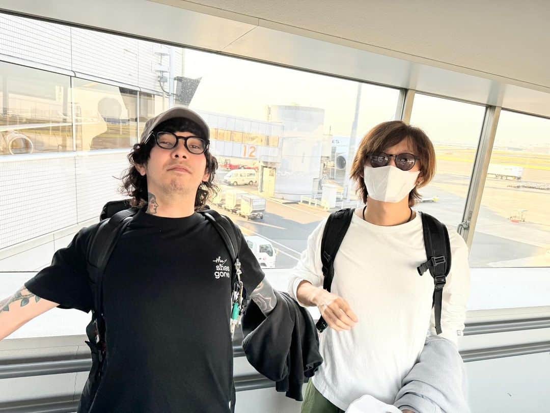 Masakiのインスタグラム：「空港にて✈️ 我らのモニターマンと兼丸。めっちゃ仲良しな2人。 #外タレ #来日 #羽田空港」