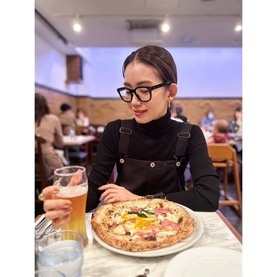 武藤京子のインスタグラム：「* * ピザを前に 嬉しそうな人🍕 * 3枚目シワシワやん😅 * 皆さま素敵な週末を✨ * #🍕」