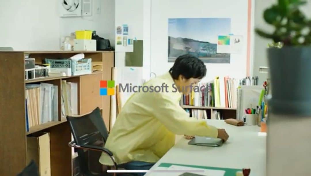 半田悠人さんのインスタグラム写真 - (半田悠人Instagram)「Microsoft Surfaceの動画に出演しています。 外出先ではWordやExcel、PowerPointを使うことが多いのですが、Laptopもタブレットも軽くてバッテリー長持ちなのが良いですよー！ 撮影は弊社で行なわれました、ぜひご覧ください🤲 #Surface　#サーフェス　#Surfaceライフ」11月10日 21時04分 - yutohanda
