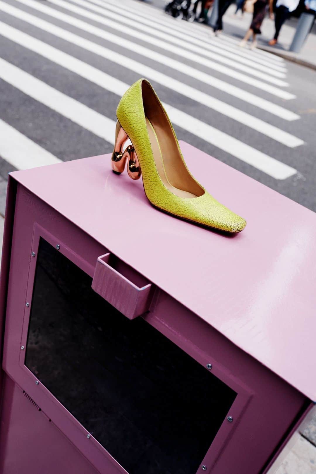 barneysnyofficialのインスタグラム：「Experience unparalleled style with the @jw_anderson Bubble Logo 100MM Leather Pumps. Uniqueness redefined. #BarneysAtSaks @saks」