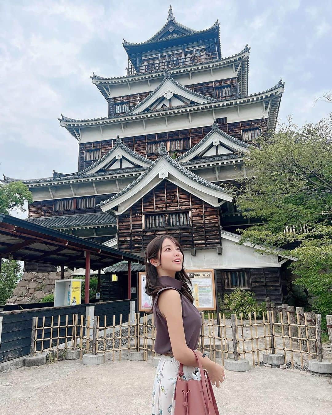 八幡美咲さんのインスタグラム写真 - (八幡美咲Instagram)「今回は、広島を訪れた多くの方々が 広島の主要な平和関連施設などを巡って 被爆前の歴史・文化や 核兵器のない世界の実現への取組に触れて 平和への思いを共有できたらいいなという思いを込めておすすめルートをご紹介していきます！  私のおすすめルート🕊  11:05~12:30  OKOSTA お好み焼体験 広島のソウルフード𓌉𓇋 ‎🤍 ̖́-  まず訪れたのは、広島駅から徒歩1分OKOSTA  お好み焼を実際に自分で焼く体験ができる施設!美味しく焼けるコツを お好み焼士がサポートしてくれるので初めての方でも安心です✨️ 今年G7広島サミットに参加されたイギリスのスナク首相も体験されたそうです☺️  🍁12:30~12:45 めいぷる~ぷで移動 広島市中心部の観光地や美術館を便利に回ることのできる ひろしま観光ループバス 「めいぷるーぷ」  3つあるルートの中でも「グリーンルート」で 移動します🚎🚌💨³₃ 他のルートの名前も「レモン🍋ルート」「オレンジルート🍊」と可愛いです♡  次に訪れたのは 🍁13:00~15:00 広島平和記念公園！  ヒロシマピースボランティアが無料で 平和記念公園内の慰霊碑などを解説してくれます。  小学生の頃、初めて 学校の図書館に置いてあった はだしのゲンを読みました。 広島平和記念資料館は戦争の悲惨さを改めて思い出させてくれる後世にとっても大事な場所。 日本を訪れる人皆に広島平和資料館 訪れてほしいなと思いました。  今健康で平和に生きていることが 当たり前ではないことをあらためて感じさせてくれます。  🍁15:00~16:10 おりづるタワー  広島で私の大好きな場所☺️   展望台"ひろしまの丘"からの 広島の街並みを一望できます！ さらに、帰りは滑り台で帰れます！！笑  12Fではみんなの想いをつなぐ「おりづるの壁」や、デジタルコンテンツも体験できちゃうんです✨  最後は広島城に行って1日広島旅 終了です🎋𓈒𓏸 ぜひ広島に訪れた際は行ってみてね✨️   @explore.hiroshima @hiroshima_peace_tourism #PR#hiroshima #peacetourism #ピースツーリズム #広島 #広島旅行 #広島観光 #じゃけぇ広島に恋しとる#じゃけぇ広島に恋 しとる2023 #広島観光スポット#おりづるタワー」11月10日 21時06分 - misa_tabi0123