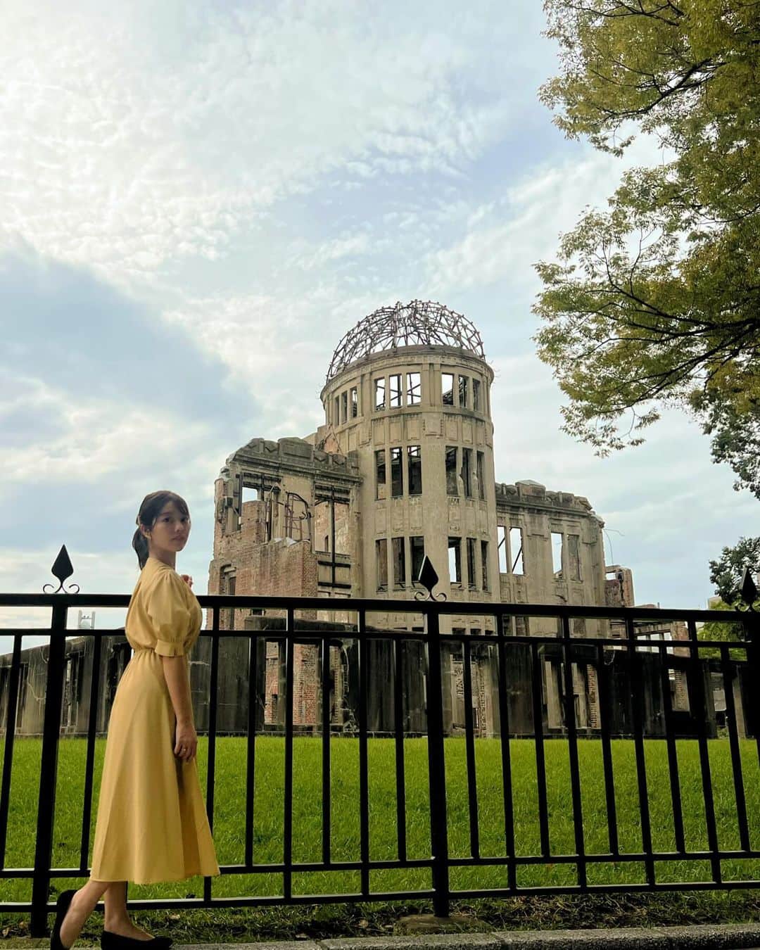 八幡美咲さんのインスタグラム写真 - (八幡美咲Instagram)「今回は、広島を訪れた多くの方々が 広島の主要な平和関連施設などを巡って 被爆前の歴史・文化や 核兵器のない世界の実現への取組に触れて 平和への思いを共有できたらいいなという思いを込めておすすめルートをご紹介していきます！  私のおすすめルート🕊  11:05~12:30  OKOSTA お好み焼体験 広島のソウルフード𓌉𓇋 ‎🤍 ̖́-  まず訪れたのは、広島駅から徒歩1分OKOSTA  お好み焼を実際に自分で焼く体験ができる施設!美味しく焼けるコツを お好み焼士がサポートしてくれるので初めての方でも安心です✨️ 今年G7広島サミットに参加されたイギリスのスナク首相も体験されたそうです☺️  🍁12:30~12:45 めいぷる~ぷで移動 広島市中心部の観光地や美術館を便利に回ることのできる ひろしま観光ループバス 「めいぷるーぷ」  3つあるルートの中でも「グリーンルート」で 移動します🚎🚌💨³₃ 他のルートの名前も「レモン🍋ルート」「オレンジルート🍊」と可愛いです♡  次に訪れたのは 🍁13:00~15:00 広島平和記念公園！  ヒロシマピースボランティアが無料で 平和記念公園内の慰霊碑などを解説してくれます。  小学生の頃、初めて 学校の図書館に置いてあった はだしのゲンを読みました。 広島平和記念資料館は戦争の悲惨さを改めて思い出させてくれる後世にとっても大事な場所。 日本を訪れる人皆に広島平和資料館 訪れてほしいなと思いました。  今健康で平和に生きていることが 当たり前ではないことをあらためて感じさせてくれます。  🍁15:00~16:10 おりづるタワー  広島で私の大好きな場所☺️   展望台"ひろしまの丘"からの 広島の街並みを一望できます！ さらに、帰りは滑り台で帰れます！！笑  12Fではみんなの想いをつなぐ「おりづるの壁」や、デジタルコンテンツも体験できちゃうんです✨  最後は広島城に行って1日広島旅 終了です🎋𓈒𓏸 ぜひ広島に訪れた際は行ってみてね✨️   @explore.hiroshima @hiroshima_peace_tourism #PR#hiroshima #peacetourism #ピースツーリズム #広島 #広島旅行 #広島観光 #じゃけぇ広島に恋しとる#じゃけぇ広島に恋 しとる2023 #広島観光スポット#おりづるタワー」11月10日 21時06分 - misa_tabi0123