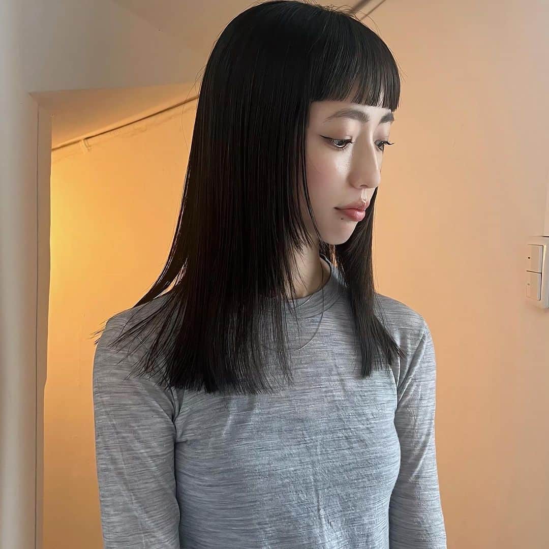 マツオモモコのインスタグラム：「凛とon mayu🖤 . . #hair #cut #color #デザインカット #オン眉 #minibang」