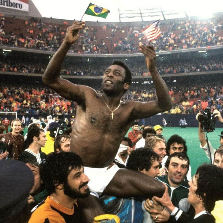 ペレさんのインスタグラム写真 - (ペレInstagram)「Além de sua despedida do futebol no New York Cosmos, Pelé teve outras duas oportunidades memoráveis de agradecer aos seus fãs. A primeira foi da Seleção Brasileira em 1971, durante um amistoso contra a Iugoslávia no Maracanã. Três anos depois, ele se despediu do Santos, após 18 anos com a camisa do clube, em uma partida contra a Ponte Preta, de Campinas. . In addition to his farewell to football at the New York Cosmos, Pelé had two other memorable opportunities to thank his fans. The first was with the Brazilian team in 1971, during a friendly against Yugoslavia at Maracanã. Three years later, he said goodbye to Santos, after 18 years with the club's shirt, in a match against Ponte Preta, from Campinas.」11月10日 21時07分 - pele