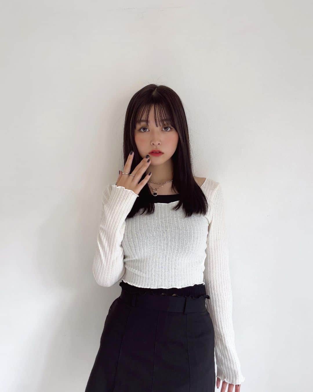 山本杏さんのインスタグラム写真 - (山本杏Instagram)「【お知らせ】  最新プリ機 『MONOCH(モノク)』 のポーズモデルさせていただきました！  12月7日からだよ〜〜🖤  モノクロでかっこかわいくなれる！ 皆さんぜひ撮ってみてね🫶🏻  #MONOCH #モノク #furyu #プリクラ #フリュー」11月10日 21時08分 - anyamamoto0516