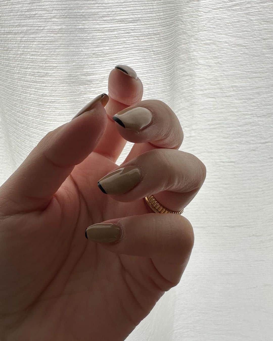 Mのインスタグラム：「NEW✔︎  ベージュに先端ブラック🖤  #newnail#スクエアネイル#秋ネイル#秋ネイルデザイン」