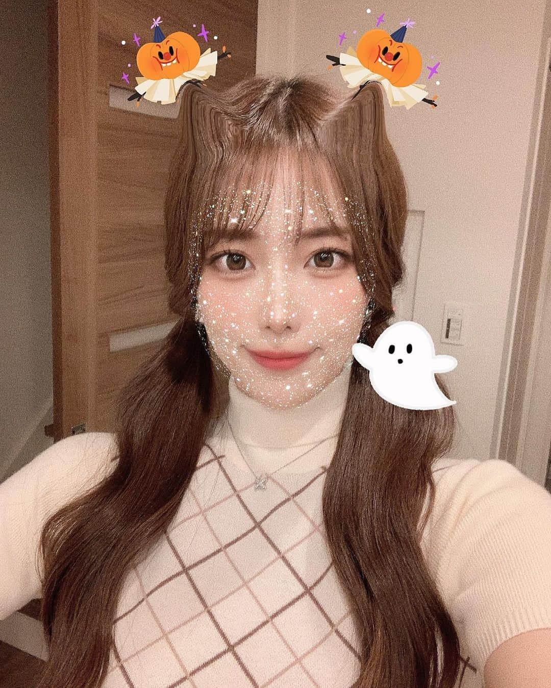 鈴木 あやのインスタグラム：「. 今年のハロウィンにあげる写真 エフェクトで簡単にそれっぽく〜✌🏻と 思って結局コスプレしたから載せなかった この写真をここで成仏させてください🙏🏻👻  なむ( ✋🏻˘ ˘👌🏻 )🤍  #コーデ #code #coordinate #ootd #セルカ #selca #shooting #ootd #fashion #fashiongram #fashionista #shooting #名古屋　#fashionblogger #today #todayscode #haircolor #hairstyle」