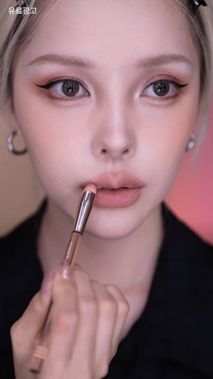 ポニーのインスタグラム：「#광고 How to create natural overlined lips to give the illusion of bigger and plumper lips with @makeoverid 💋」