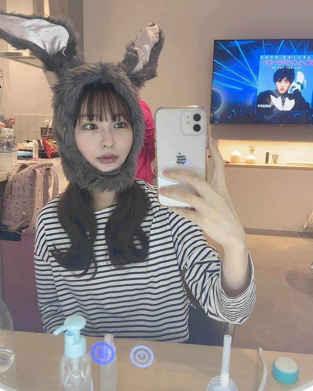 椎名美月さんのインスタグラム写真 - (椎名美月Instagram)「お仕事でも被り物しました🐰 娘にママはウサギに似てると言われるので自分も心做しかしっくり来ていてウサギの気持ちで撮影することが出来ました。  姉agehaの発売お楽しみに！  #うさぎの気持ちとは」11月10日 21時09分 - mizkiss