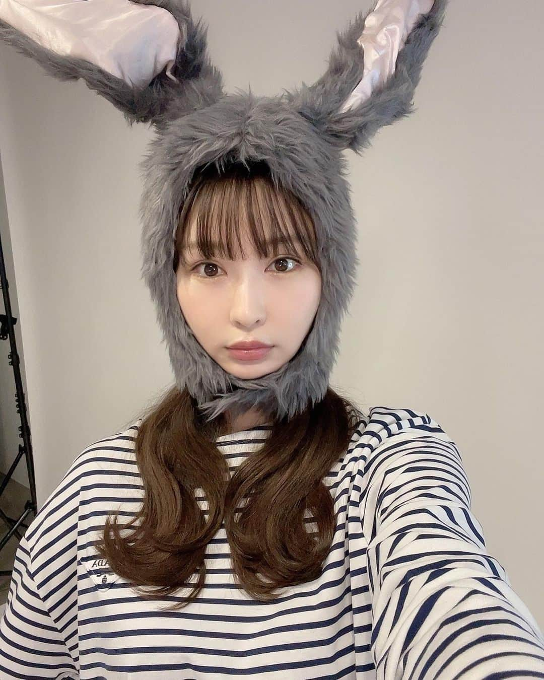 椎名美月さんのインスタグラム写真 - (椎名美月Instagram)「お仕事でも被り物しました🐰 娘にママはウサギに似てると言われるので自分も心做しかしっくり来ていてウサギの気持ちで撮影することが出来ました。  姉agehaの発売お楽しみに！  #うさぎの気持ちとは」11月10日 21時09分 - mizkiss