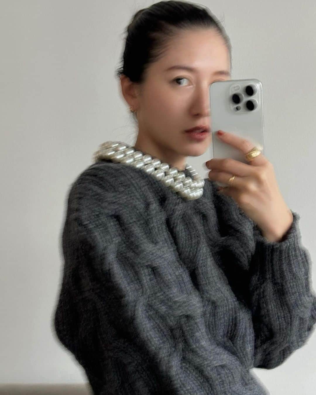 松本恵奈のインスタグラム：「パールニット♡ 可愛すぎるぜっ⚪️⚪️⚪️ 一枚でも、アウターの中にもおすすめです♡ #clane #新作 #knit」