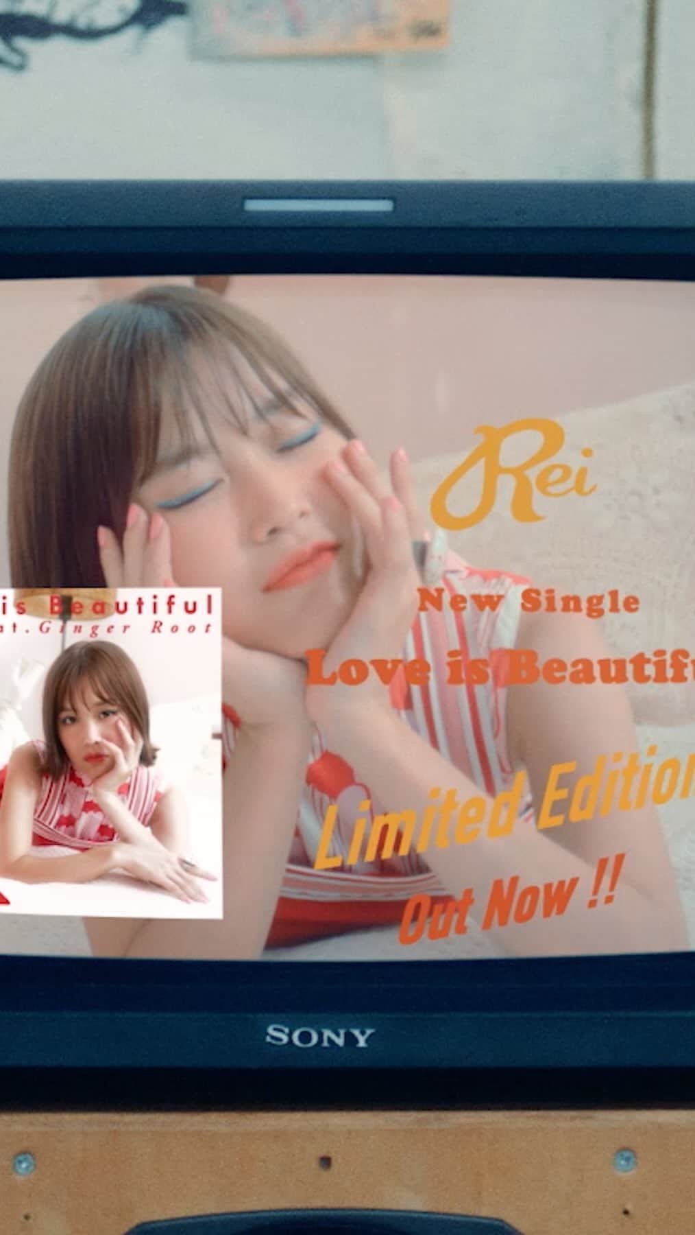 Reiのインスタグラム：「🍑Music Video Coming Soon🍑  20XX年、東京。 レコードコレクターたちの間で話題を呼んでいる伝説のレコード “Love is Beautiful with Ginger Root”。  それはたった一枚のシングルをリリースし、この世から姿をくらませた幻のシンガー・ソングライター/ギタリスト Rei によるものであった。限定数で販売されたその7inch レコードを求め、今もコレクターたちは目を光らせている。  20XX, Tokyo Japan. There is a 7inch record that record collectors from around the world are searching for by the name of “Love is Beautiful with Ginger Root”. It is performed by a female singer-songwriter and guitar player Rei. She is called a City Pop legend amongst fans, but has released a single song and has gone missing from the music world. To this day, collectors are on the hunt for this rare piece of J-POP history.  #VOICERei #GingerRoot #ジンジャールート #guitarei #citypop #tatsuroyamashita」