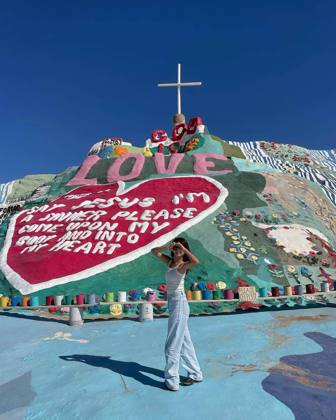 新谷伊沙李のインスタグラム：「念願のSalvation Mountain⛰️」