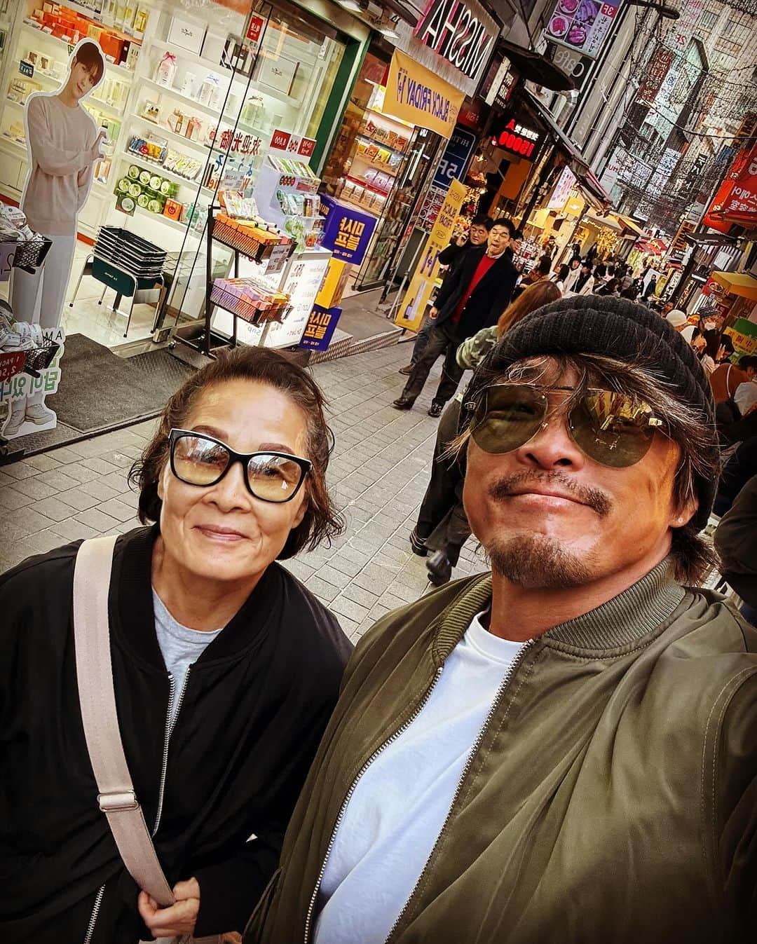 秋山成勲のインスタグラム：「Myeongdong date with mom in Korea🇰🇷  엄마와 명동 데이트^_^ #mom  #엄마  #おかん #엄마팬티찾기 #Lookingformom'spanties #おかんのパンツ探し @sung1975_official」