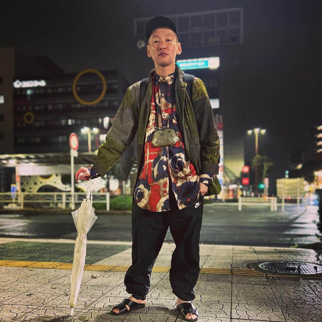 市川刺身さんのインスタグラム写真 - (市川刺身Instagram)「今日の服装。 幕張でライブの日。  GOOUCHの色合い素敵なシャツに爬虫類柄のジャケット。 NIKEの黒のシャカシャカ。 dosmonosの黒帽子に黒の便所サンダルで金のがま口とmont-bellのメッシュリュック。  幕張で1日ライブを終えて東京駅歩くの嫌すぎて久しぶりに幕張本郷から高円寺まで一本で帰宅コースをチョイス。 たまに行ってた町中華を食べましたが思い出補正入りすぎてた疑惑。 駅前でキャリーバッグに携帯置いて撮りました。 明日は渋谷でライブです。 ここからまた振り絞って。 キャリーバッグありがとう。  #今日着た服 #ファッション #古着 #幕張 #総武線」11月10日 21時19分 - soitsudoitsu