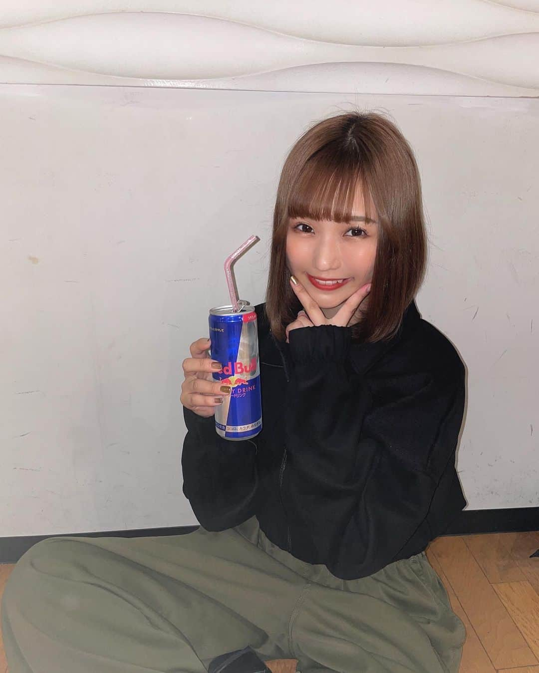 小林智絵のインスタグラム：「. . . . . いつかのリハ💃 . . . レッドブルを人生で何本飲んだのか知りたい…。🪽笑笑 . . . . . #xgirl #エックスガール #ボブアレンジ #ボブヘアアレンジ #ボブ #レッドブル #ダンスコーデ #カジュアルコーデ #カーゴパンツ #ジャージ #年齢逆行アイドル」