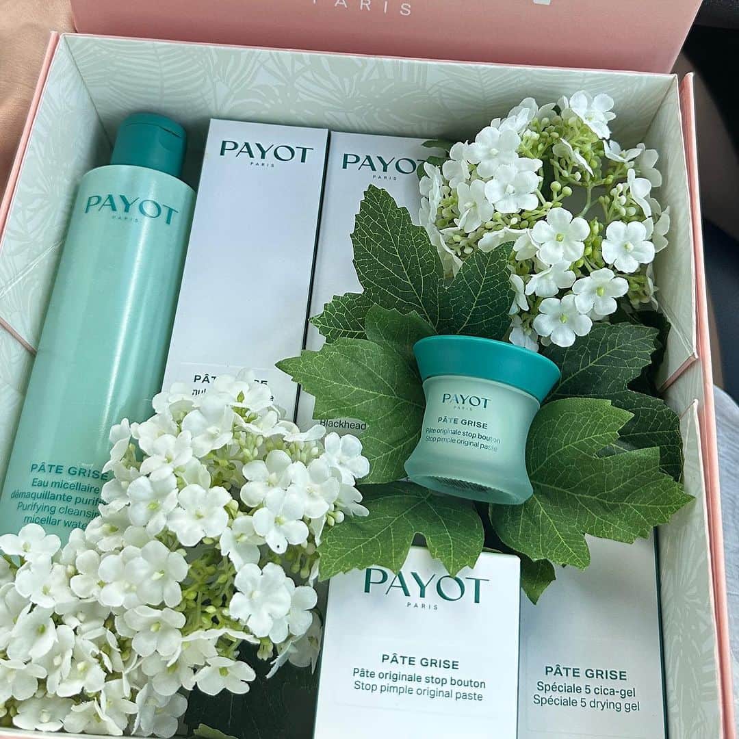 ニウィさんのインスタグラム写真 - (ニウィInstagram)「PAYOT(ปาโย) แบรนด์สกินแคร์ Luxury จากประเทศฝรั่งเศสที่อยู่คู่ผิวมาเป็นเวลากว่า 5 generations กลับมาแล้ว กับภาพลักษณ์ใหม่น่าใช้มาก!!!  อย่างที่ทุกคนรู้กัน productsเค้าเยอะมากๆๆๆ แต่วันนี้เค้ามาแนะนำน้องใหม่ คือ Pate Grise กลุ่มผลิตภัณฑ์แก้ปัญหาสิวและผิวมัน ที่ถูกส่งต่อจากรุ่นสู่รุ่น กับ Pate Grise Stop Pimple ครีมแต้มสิวแบบ SOS ที่ช่วยลดการอักเสบได้ในชั่วข้ามคืนกับส่วนผสมจากธรรมชาติ 97%✨Pate Grise สกินแคร์เซ็ทแรกของวัยรุ่น อีกสิ่งที่นิวชอบคือความ eco friendly เพราะ packaging ของเค้า 100% material recycled   ทดลองและสัมผัสผลิตภัณฑ์ของ PAYOT ได้แล้ววันนี้ที่  📍สาขาสยามพารากอน แผนก Beauty Hall ชั้น M 📍สาขาเซ็นทรัลลาดพร้าว แผนก Beauty ชั้น 1 📍สาขาเดอะมอลล์งามวงศ์วาน แผนก Beauty Hall ชั้น 1 📍สาขาสนามบินดอนเมือง ฝั่งผู้โดยสารขาออกภายในประเทศ 📍ช่องทางออนไลน์ที่ Line Official : https://lin.ee/JDcqZw4 Lazada Official : https://s.lazada.co.th/s.PB6mD  #payotthailand #payotskincare #A100yearheritagemomentforyourskin #pategrise #SOSstoppimple #firstskincaresetforteen #beautyinmotion #gymbeautepayot #สกิน」11月10日 21時20分 - newpatitta