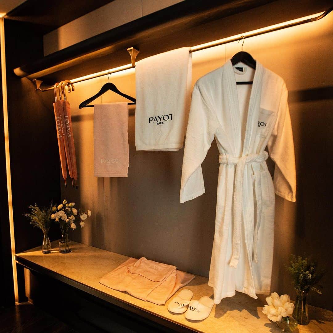 ニウィさんのインスタグラム写真 - (ニウィInstagram)「PAYOT(ปาโย) แบรนด์สกินแคร์ Luxury จากประเทศฝรั่งเศสที่อยู่คู่ผิวมาเป็นเวลากว่า 5 generations กลับมาแล้ว กับภาพลักษณ์ใหม่น่าใช้มาก!!!  อย่างที่ทุกคนรู้กัน productsเค้าเยอะมากๆๆๆ แต่วันนี้เค้ามาแนะนำน้องใหม่ คือ Pate Grise กลุ่มผลิตภัณฑ์แก้ปัญหาสิวและผิวมัน ที่ถูกส่งต่อจากรุ่นสู่รุ่น กับ Pate Grise Stop Pimple ครีมแต้มสิวแบบ SOS ที่ช่วยลดการอักเสบได้ในชั่วข้ามคืนกับส่วนผสมจากธรรมชาติ 97%✨Pate Grise สกินแคร์เซ็ทแรกของวัยรุ่น อีกสิ่งที่นิวชอบคือความ eco friendly เพราะ packaging ของเค้า 100% material recycled   ทดลองและสัมผัสผลิตภัณฑ์ของ PAYOT ได้แล้ววันนี้ที่  📍สาขาสยามพารากอน แผนก Beauty Hall ชั้น M 📍สาขาเซ็นทรัลลาดพร้าว แผนก Beauty ชั้น 1 📍สาขาเดอะมอลล์งามวงศ์วาน แผนก Beauty Hall ชั้น 1 📍สาขาสนามบินดอนเมือง ฝั่งผู้โดยสารขาออกภายในประเทศ 📍ช่องทางออนไลน์ที่ Line Official : https://lin.ee/JDcqZw4 Lazada Official : https://s.lazada.co.th/s.PB6mD  #payotthailand #payotskincare #A100yearheritagemomentforyourskin #pategrise #SOSstoppimple #firstskincaresetforteen #beautyinmotion #gymbeautepayot #สกิน」11月10日 21時20分 - newpatitta