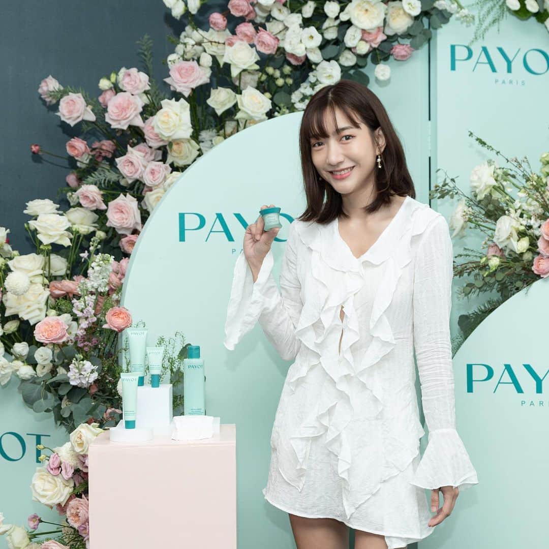 ニウィさんのインスタグラム写真 - (ニウィInstagram)「PAYOT(ปาโย) แบรนด์สกินแคร์ Luxury จากประเทศฝรั่งเศสที่อยู่คู่ผิวมาเป็นเวลากว่า 5 generations กลับมาแล้ว กับภาพลักษณ์ใหม่น่าใช้มาก!!!  อย่างที่ทุกคนรู้กัน productsเค้าเยอะมากๆๆๆ แต่วันนี้เค้ามาแนะนำน้องใหม่ คือ Pate Grise กลุ่มผลิตภัณฑ์แก้ปัญหาสิวและผิวมัน ที่ถูกส่งต่อจากรุ่นสู่รุ่น กับ Pate Grise Stop Pimple ครีมแต้มสิวแบบ SOS ที่ช่วยลดการอักเสบได้ในชั่วข้ามคืนกับส่วนผสมจากธรรมชาติ 97%✨Pate Grise สกินแคร์เซ็ทแรกของวัยรุ่น อีกสิ่งที่นิวชอบคือความ eco friendly เพราะ packaging ของเค้า 100% material recycled   ทดลองและสัมผัสผลิตภัณฑ์ของ PAYOT ได้แล้ววันนี้ที่  📍สาขาสยามพารากอน แผนก Beauty Hall ชั้น M 📍สาขาเซ็นทรัลลาดพร้าว แผนก Beauty ชั้น 1 📍สาขาเดอะมอลล์งามวงศ์วาน แผนก Beauty Hall ชั้น 1 📍สาขาสนามบินดอนเมือง ฝั่งผู้โดยสารขาออกภายในประเทศ 📍ช่องทางออนไลน์ที่ Line Official : https://lin.ee/JDcqZw4 Lazada Official : https://s.lazada.co.th/s.PB6mD  #payotthailand #payotskincare #A100yearheritagemomentforyourskin #pategrise #SOSstoppimple #firstskincaresetforteen #beautyinmotion #gymbeautepayot #สกิน」11月10日 21時20分 - newpatitta