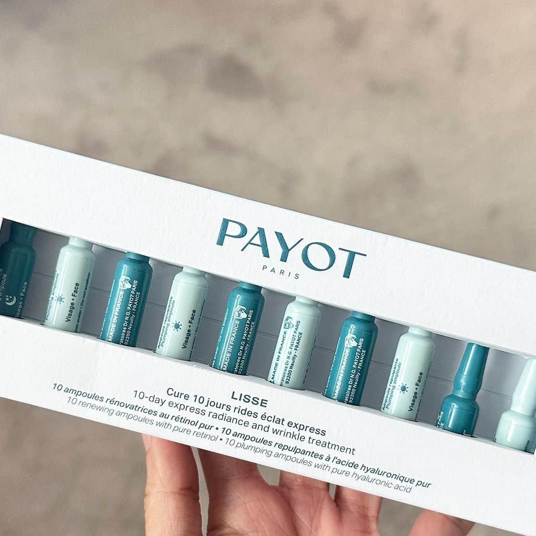ニウィさんのインスタグラム写真 - (ニウィInstagram)「PAYOT(ปาโย) แบรนด์สกินแคร์ Luxury จากประเทศฝรั่งเศสที่อยู่คู่ผิวมาเป็นเวลากว่า 5 generations กลับมาแล้ว กับภาพลักษณ์ใหม่น่าใช้มาก!!!  อย่างที่ทุกคนรู้กัน productsเค้าเยอะมากๆๆๆ แต่วันนี้เค้ามาแนะนำน้องใหม่ คือ Pate Grise กลุ่มผลิตภัณฑ์แก้ปัญหาสิวและผิวมัน ที่ถูกส่งต่อจากรุ่นสู่รุ่น กับ Pate Grise Stop Pimple ครีมแต้มสิวแบบ SOS ที่ช่วยลดการอักเสบได้ในชั่วข้ามคืนกับส่วนผสมจากธรรมชาติ 97%✨Pate Grise สกินแคร์เซ็ทแรกของวัยรุ่น อีกสิ่งที่นิวชอบคือความ eco friendly เพราะ packaging ของเค้า 100% material recycled   ทดลองและสัมผัสผลิตภัณฑ์ของ PAYOT ได้แล้ววันนี้ที่  📍สาขาสยามพารากอน แผนก Beauty Hall ชั้น M 📍สาขาเซ็นทรัลลาดพร้าว แผนก Beauty ชั้น 1 📍สาขาเดอะมอลล์งามวงศ์วาน แผนก Beauty Hall ชั้น 1 📍สาขาสนามบินดอนเมือง ฝั่งผู้โดยสารขาออกภายในประเทศ 📍ช่องทางออนไลน์ที่ Line Official : https://lin.ee/JDcqZw4 Lazada Official : https://s.lazada.co.th/s.PB6mD  #payotthailand #payotskincare #A100yearheritagemomentforyourskin #pategrise #SOSstoppimple #firstskincaresetforteen #beautyinmotion #gymbeautepayot #สกิน」11月10日 21時20分 - newpatitta