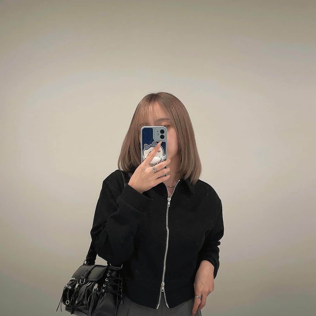 加藤愛永のインスタグラム：「美容院行った日のコーデ🛴  ちょっと2枚目のポーズ気まずすぎるけど @grl_official のパンツが求めてた形で とても可愛い🫶 こういうスラっと系のパンツって 骨盤あたりでキツいことが多かったんだけど これは大丈夫だった❕おすすめ❕  #grl #グレイル #code  #低身長コーデ #骨格ナチュラル」
