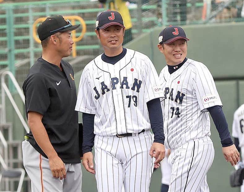 亀井善行のインスタグラム：「ジャイアンツ若手軍、今日躍動してました👍 良いチームに見えたよ❗️このままみんな成長していこー💪 JAPANのユニホームはもう着る事ないと思ったけど💦 自分も指導者として成長できるように頑張る‼️  元木さん、いや校長❗️今日も生きてますか？？笑 #阿部慎之助監督 #矢野謙次打撃コーチ #村田善則バッテリーコーチ #元木大介校長　笑 #読売ジャイアンツ #侍ジャパン #アジアチャンピオンシップ」