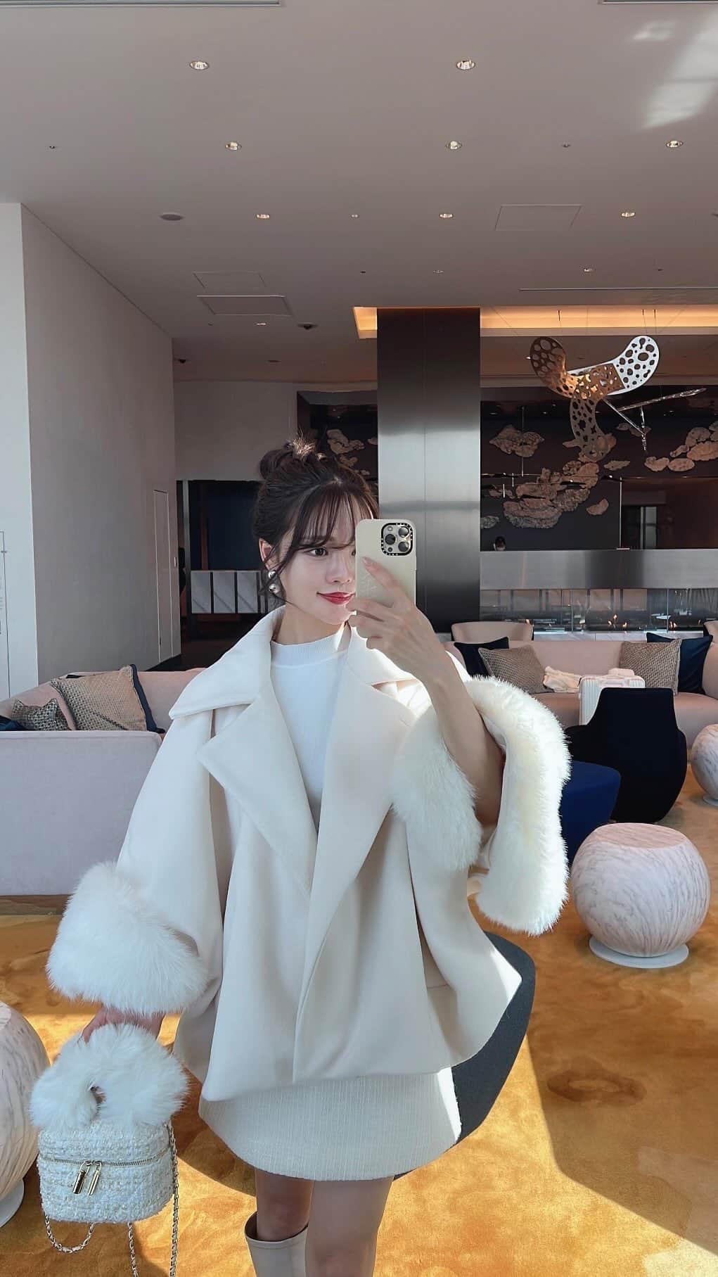 のインスタグラム：「Dinoble🤍 poncho coat  明日　11/11 12:00〜 発売開始⛄️❄️ 発送は11月末になります🤍  今年も超BIGサイズで触り心地抜群の プレミアムエコファーのポンチョコート🫧  是非ゲットしてください☺️🤍  #コート #ファー #アウター #ポンチョ #アウターコーデ  #コートコーデ #冬コーデ」